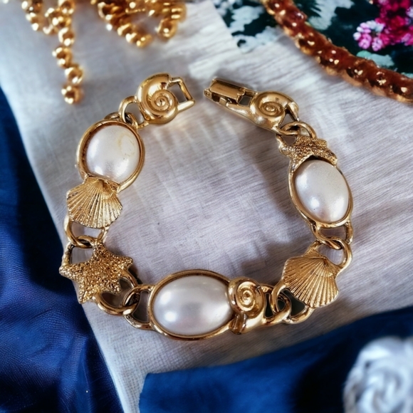 Vintage Gold Tone Hammered Faux Pearl Stafish Seashell Nautical Bracelet - Picture 2 of 14